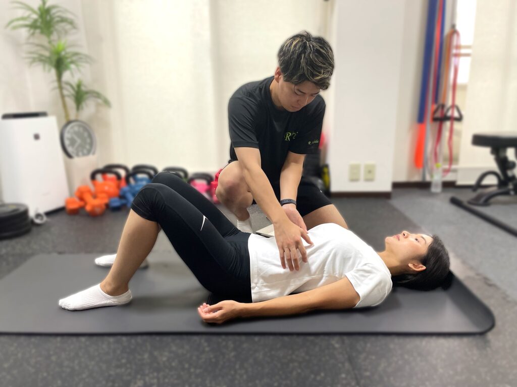 姿勢をチェックするパーソナルトレーナー