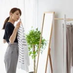 夏前に姿勢を整えて自信を持つ40代女性