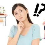 肩こりと猫背に悩む女性が、整体と運動のどちらを選ぶか迷っている様子を示すイメージイラスト。