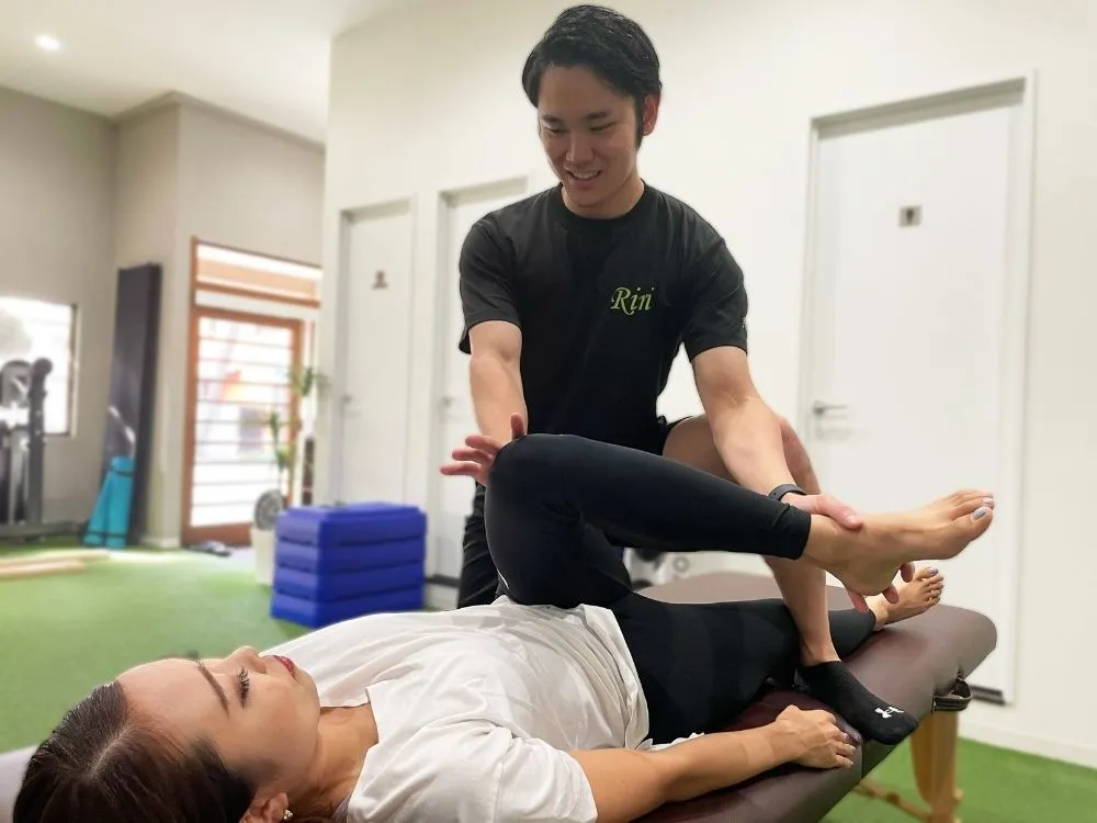 ストレッチ整体でリラックスする女性